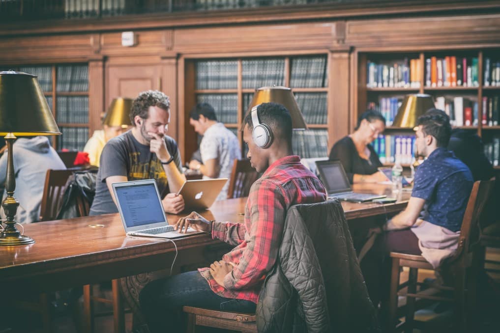 Vuxna studenter i bibliotek